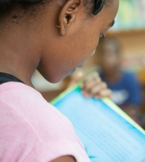 Niña leyendo