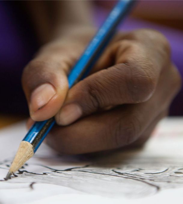 Mano escribiendo - Foto: Centro de España en Bota