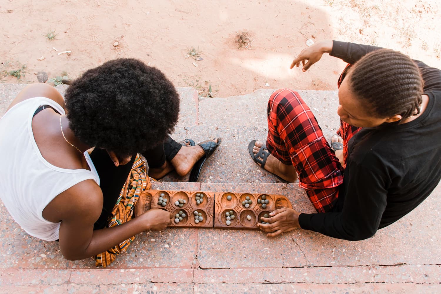Vista superior mujeres jugando un juego tradicional africano