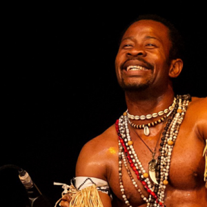 El percusionista de Gorsy Edu - Música y danza africana