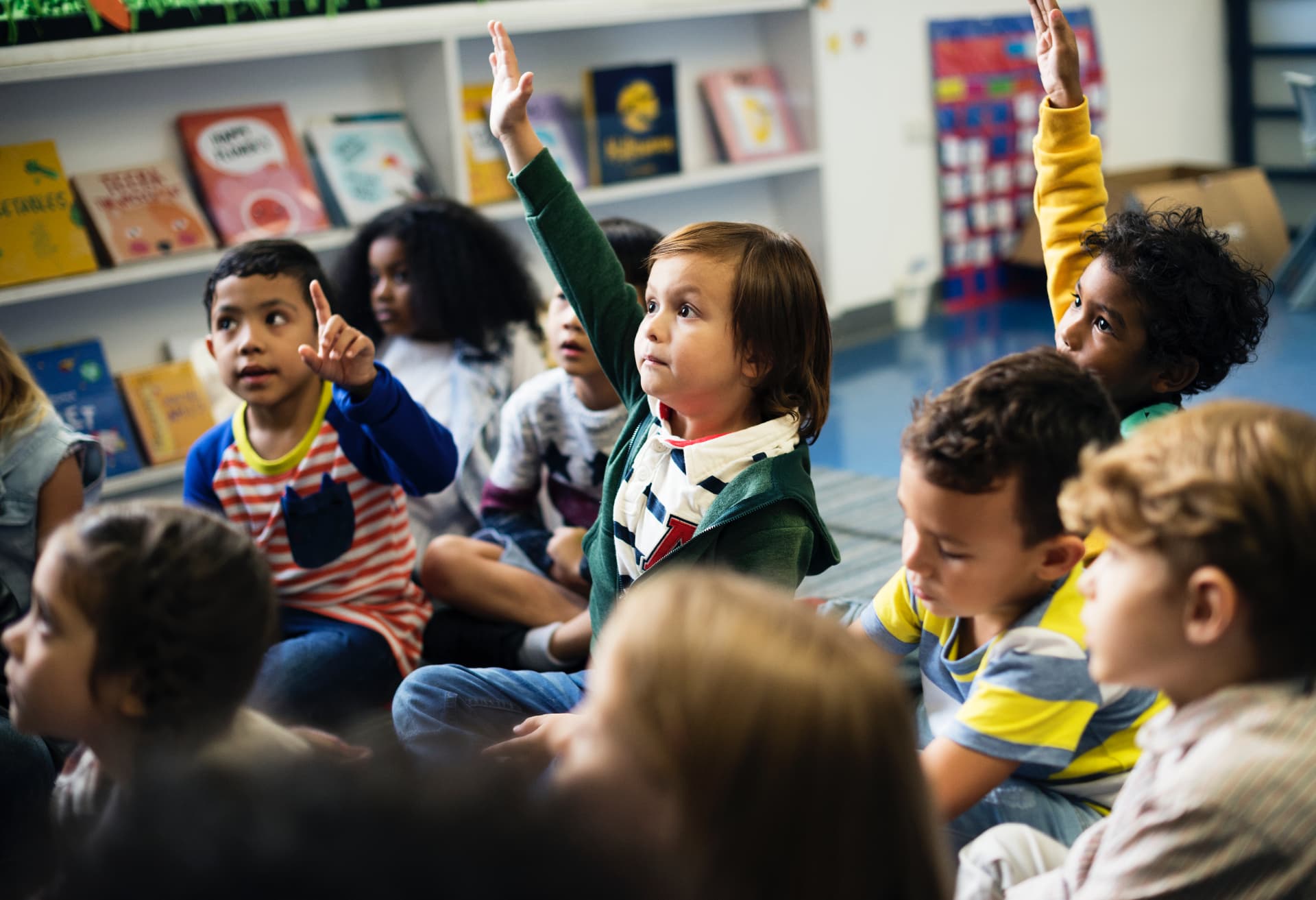 niños y niñas de diferentes culturas participando activamente en clase, representando la diversidad cultural en el aula.