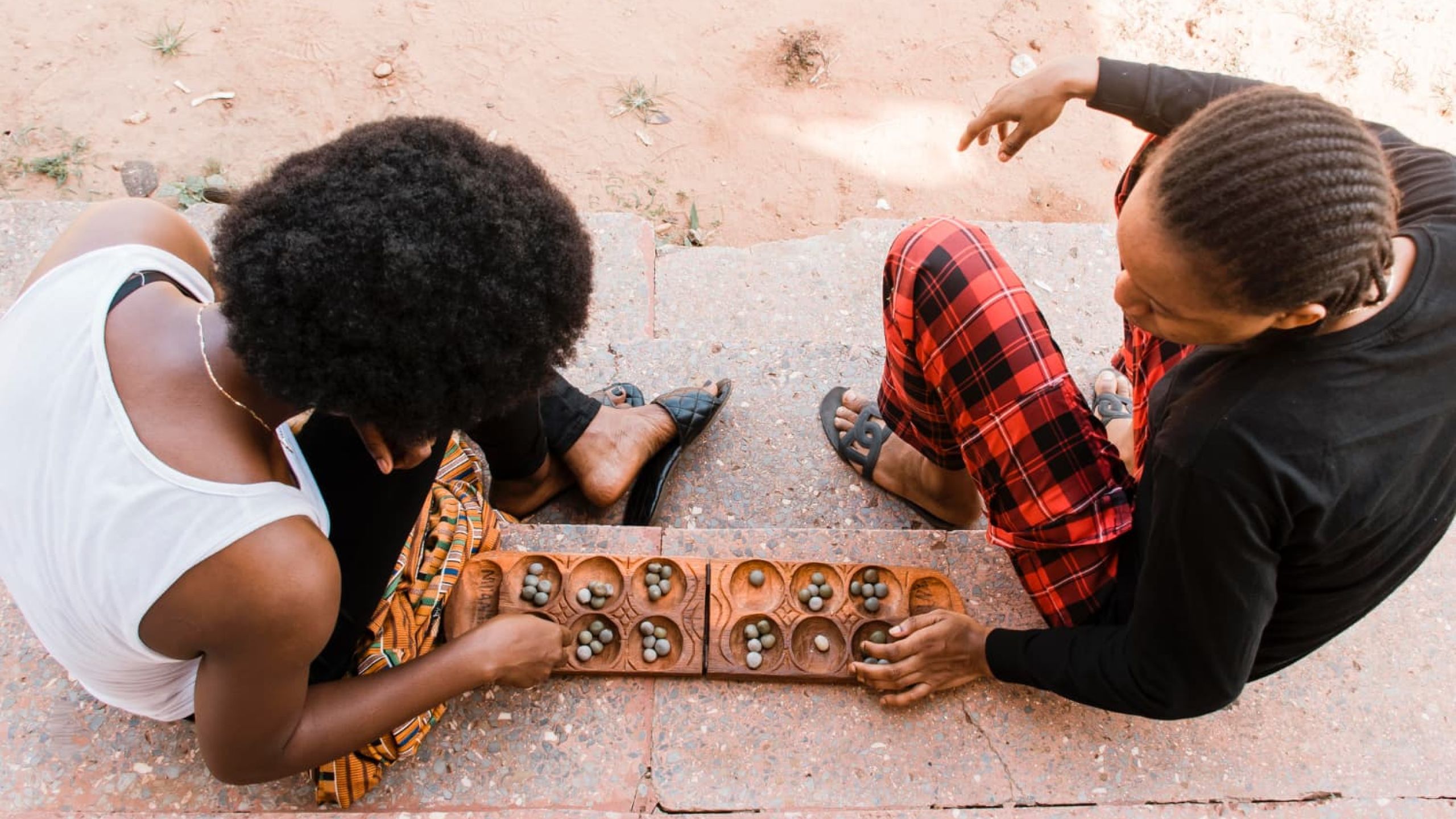 Vista superior mujeres jugando un juego tradicional africano