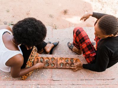 Vista superior mujeres jugando un juego tradicional africano