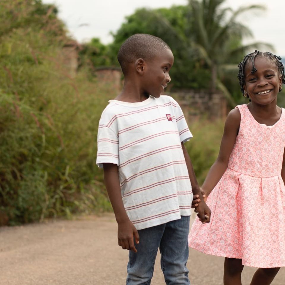 niño y niña africanos